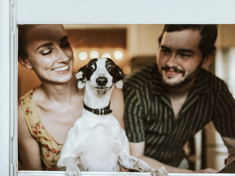 Família feliz com seu pet